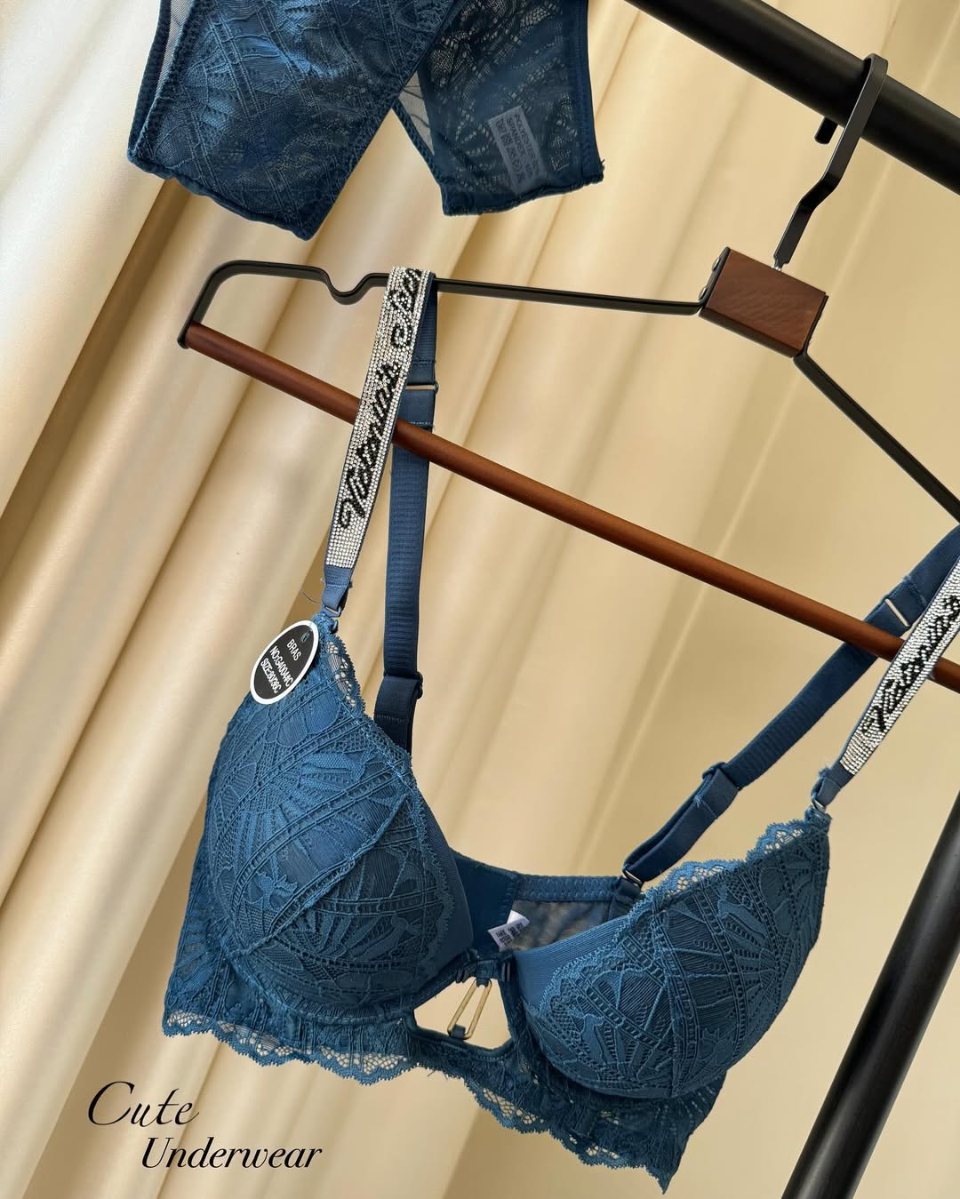 (36-40) Victoria Secret Front Buckle Bra Panty Set
