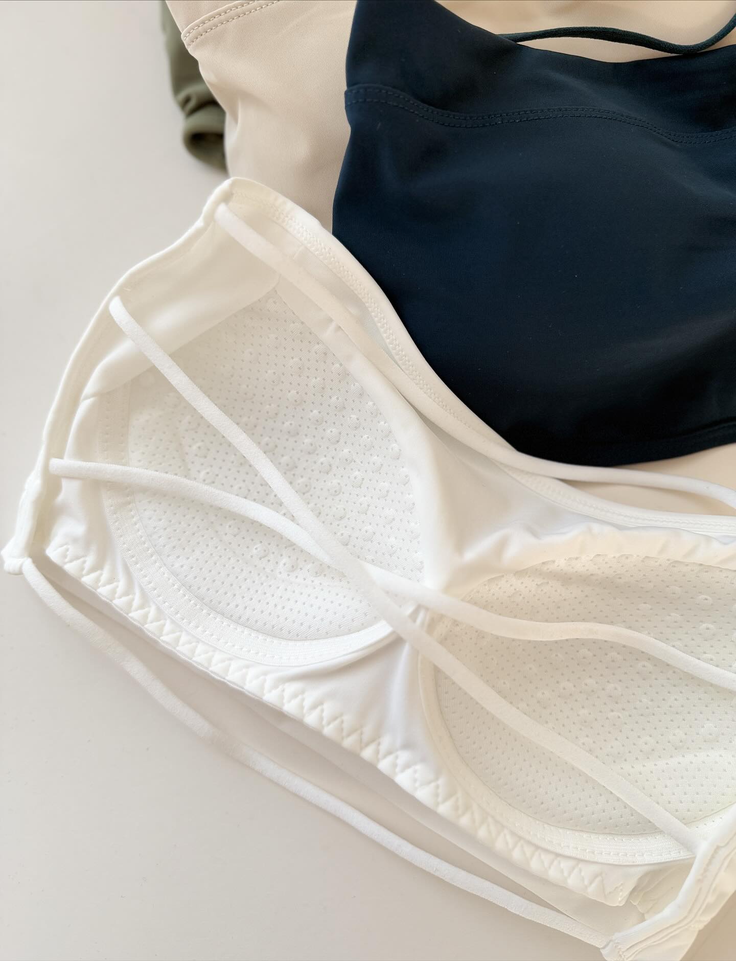 Seamless Criss Cross(T) Strapless  Bra Without Hooks Free Size for (28-34) (066)*