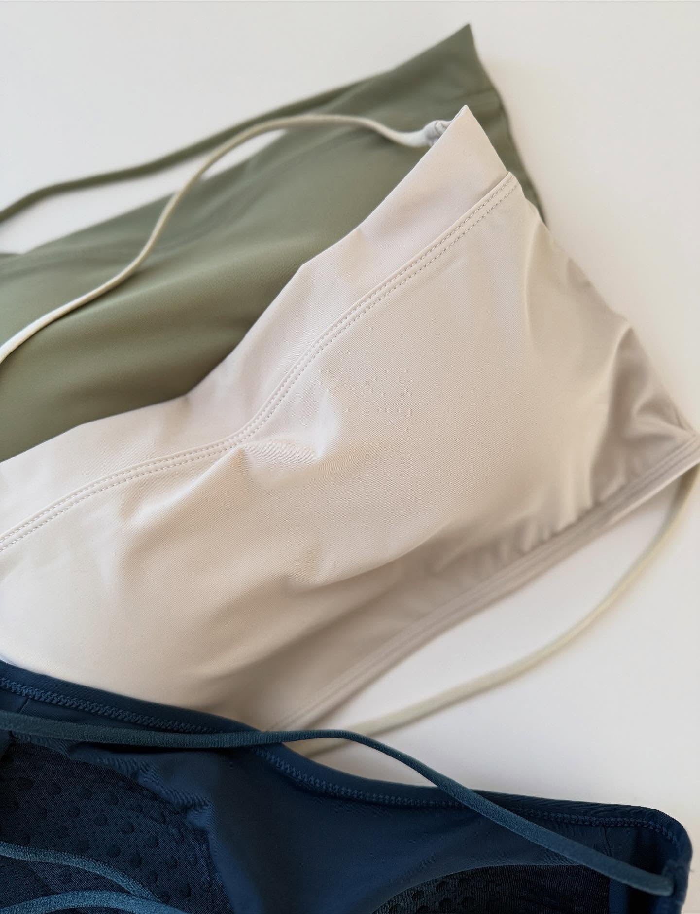 Seamless Criss Cross(T) Strapless  Bra Without Hooks Free Size for (28-34) (066)*